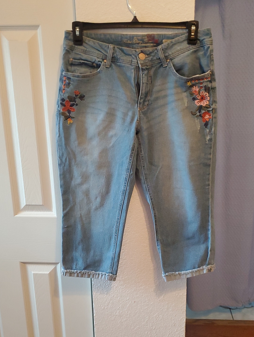 Faded Glory Light Blue Cropped Jeans with Floral Embroidery